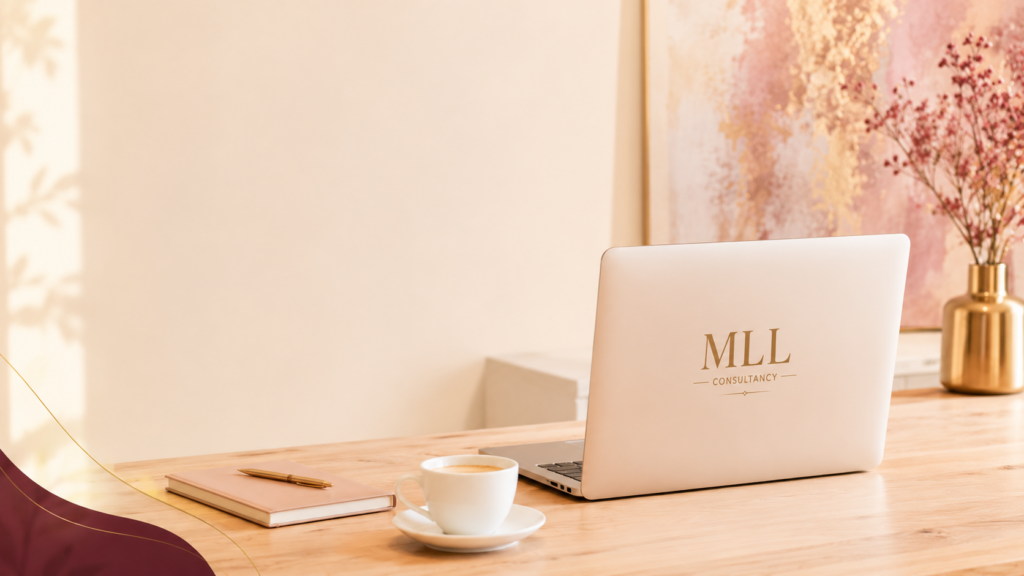 Stijlvolle en rustige werkplek van MLL Consultancy met laptop, notitieboek, pen, kop koffie, bloemen en warme goud-beige accenten.